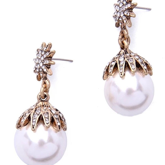 Spring Trend Alert! Large Pearl/Rhinestone Earring - Picture 2 of 6